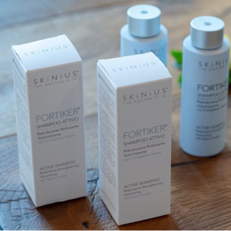 Fortiker shampoo di Skinius volumizzante, rinforzante e ristrutturante.