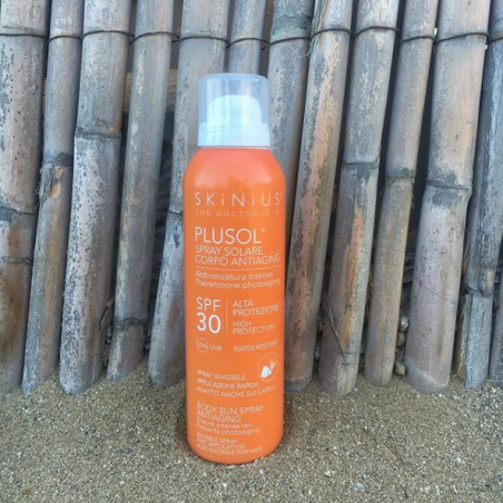 Plusol spray solare corpo con Plusolina per una pelle protetta e al riparo dai raggi UVA/UVB.