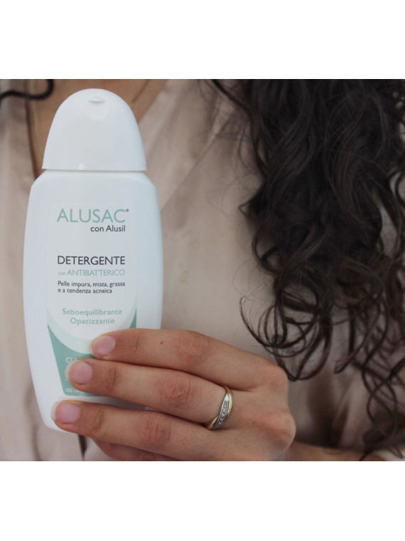 ALUSAC con antibatterico è il trattamento ideale per prevenire effetto oily skin