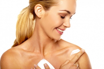 Discromie, rughe, smagliature: come difendere il seno - Panorama Cosmetico