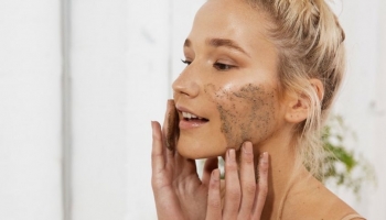 Si può fare uno scrub viso sulla pelle grassa? 
